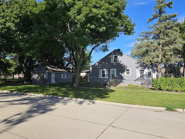 view of front facade featuring a front lawn