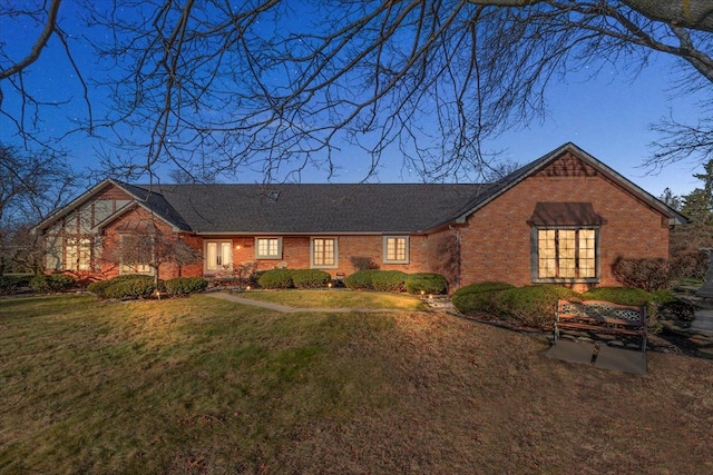 ranch-style home featuring a front lawn