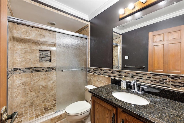 bathroom featuring toilet, a shower with shower door, crown molding, and tasteful backsplash