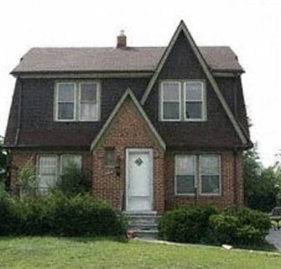 view of front of house with a front yard