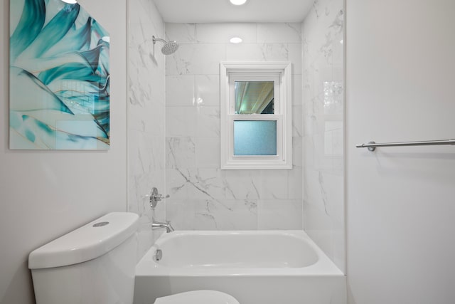 bathroom with toilet and tiled shower / bath