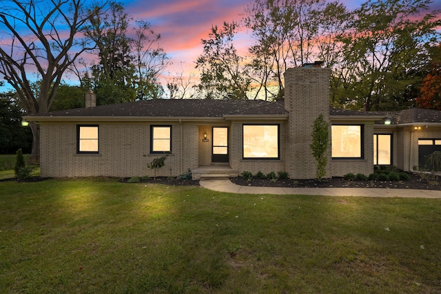 view of front of property featuring a yard