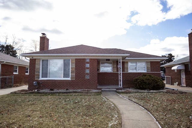 bungalow featuring a front lawn