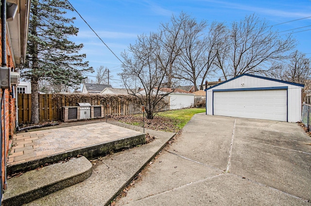 view of yard featuring an outbuilding and a garage