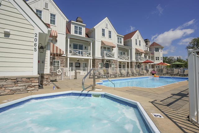 view of swimming pool