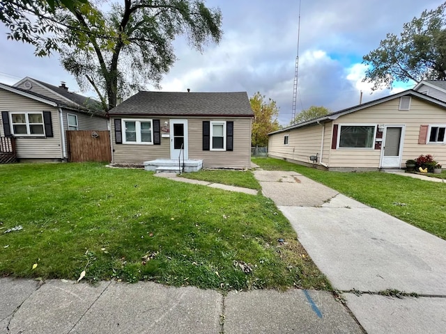 view of front facade with a front lawn