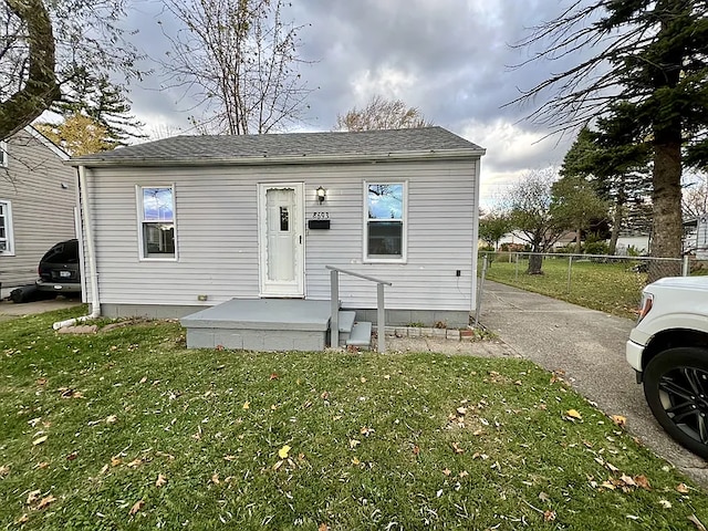 view of front facade featuring a front yard