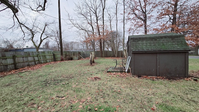 view of yard featuring a storage shed