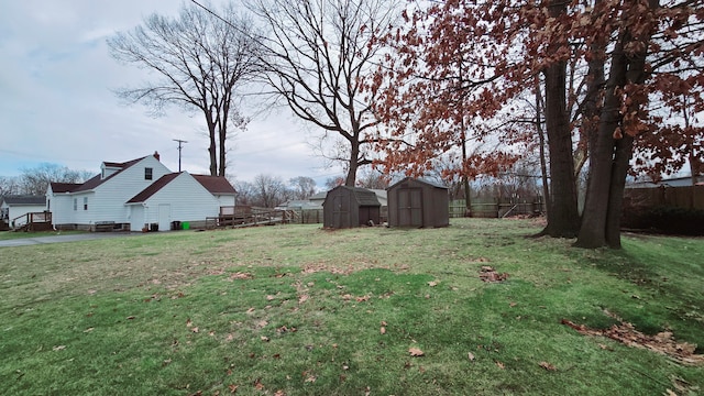 view of yard featuring a shed