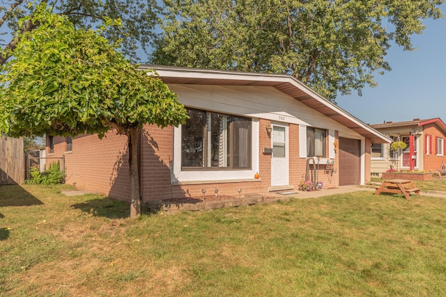 view of front facade with a front yard