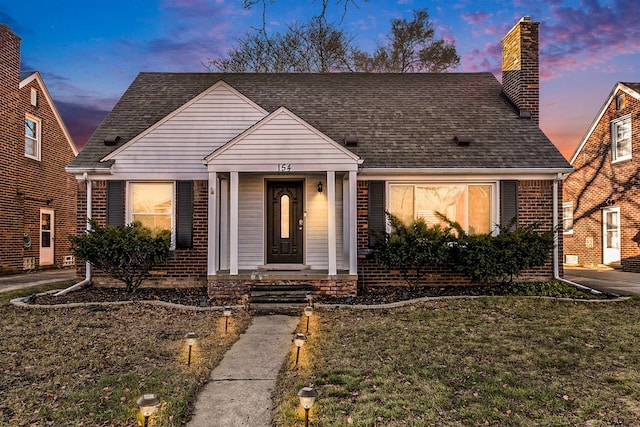 view of front of property featuring a yard