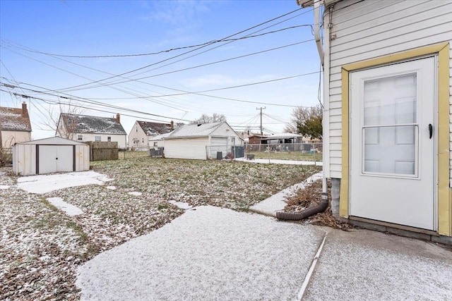 view of yard featuring a storage unit