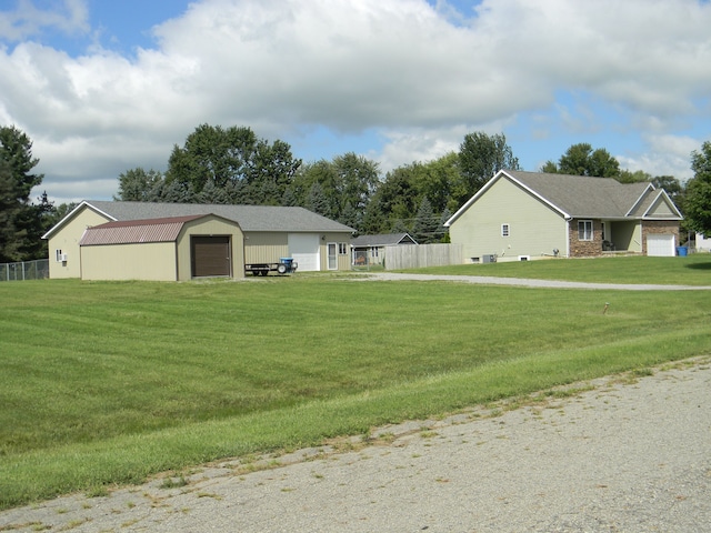 view of yard featuring an outdoor structure