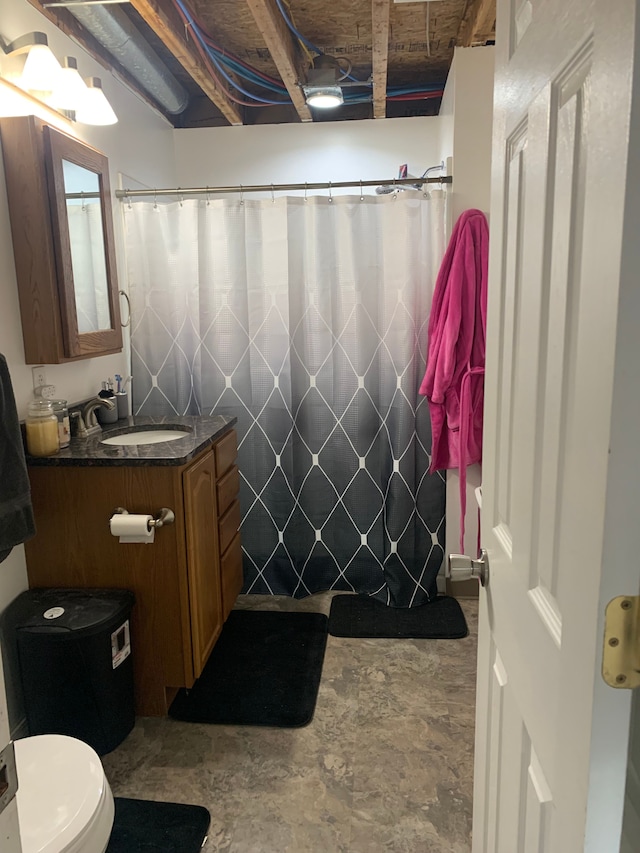 bathroom with a shower with curtain, vanity, and toilet