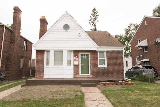 bungalow featuring a front yard