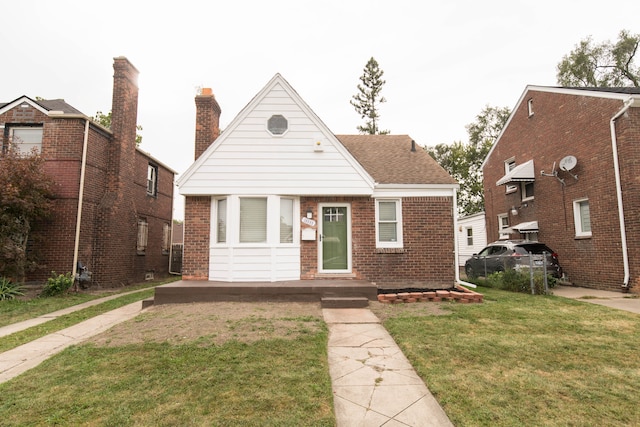 view of front of property featuring a front yard