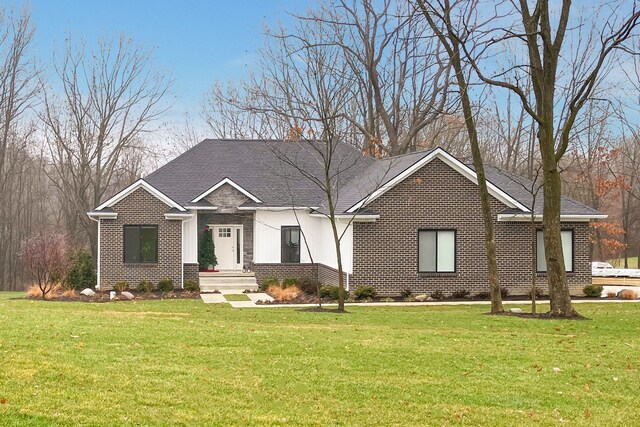 view of front facade featuring a front lawn