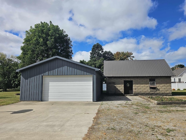 view of front of property with an outbuilding