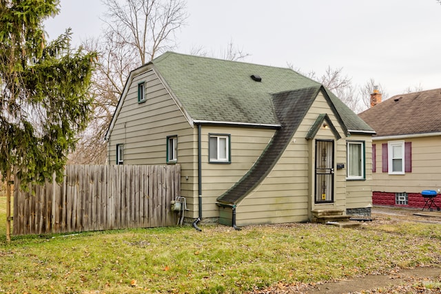 view of front facade with a front yard