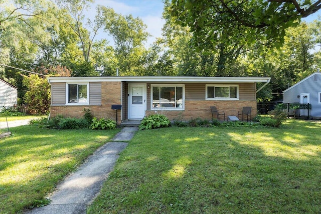 view of front facade featuring a front lawn