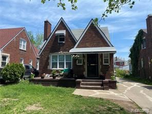 view of front facade with a front lawn