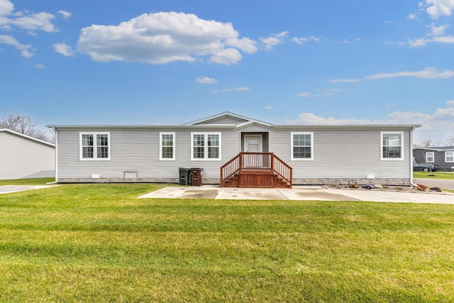 manufactured / mobile home featuring a front lawn