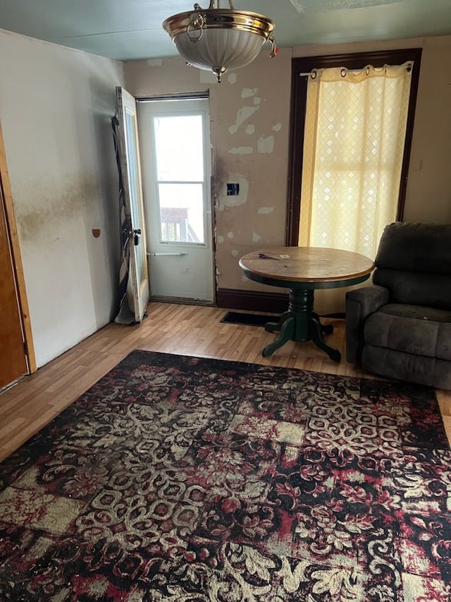 living area with light hardwood / wood-style flooring