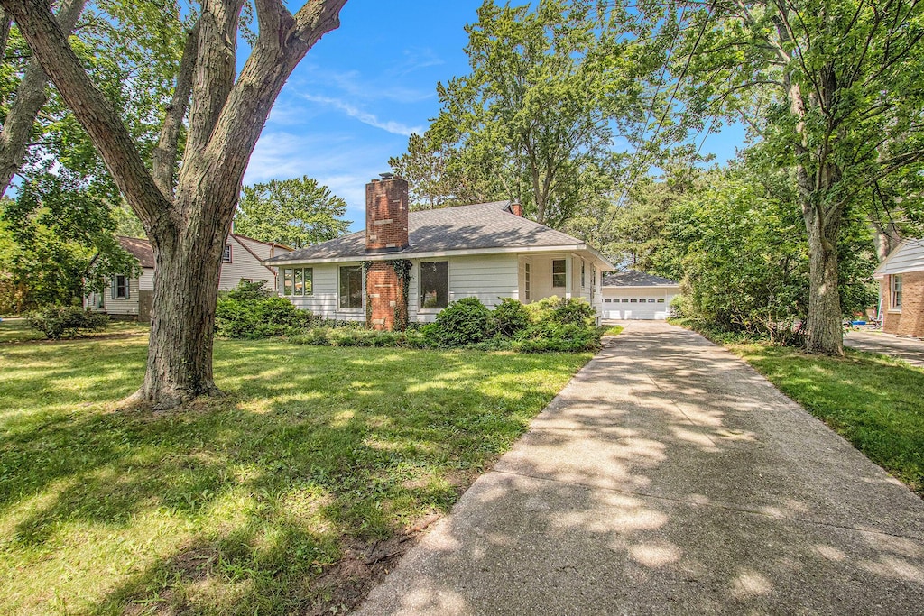 view of front of property featuring a front yard