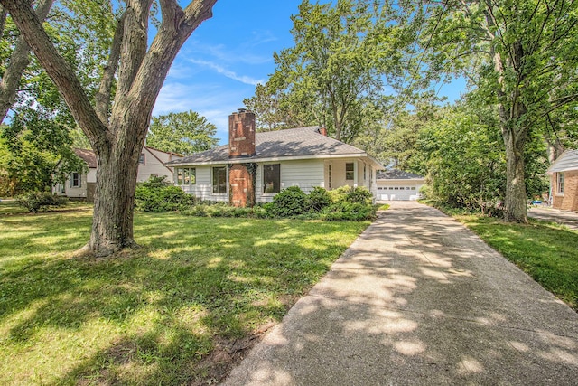 view of front of property featuring a front yard