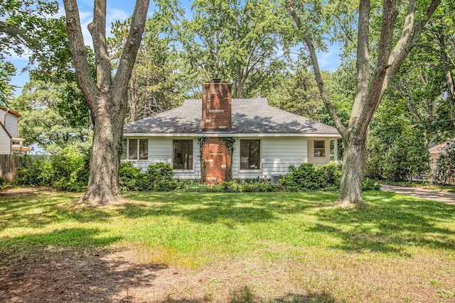 single story home with a front lawn