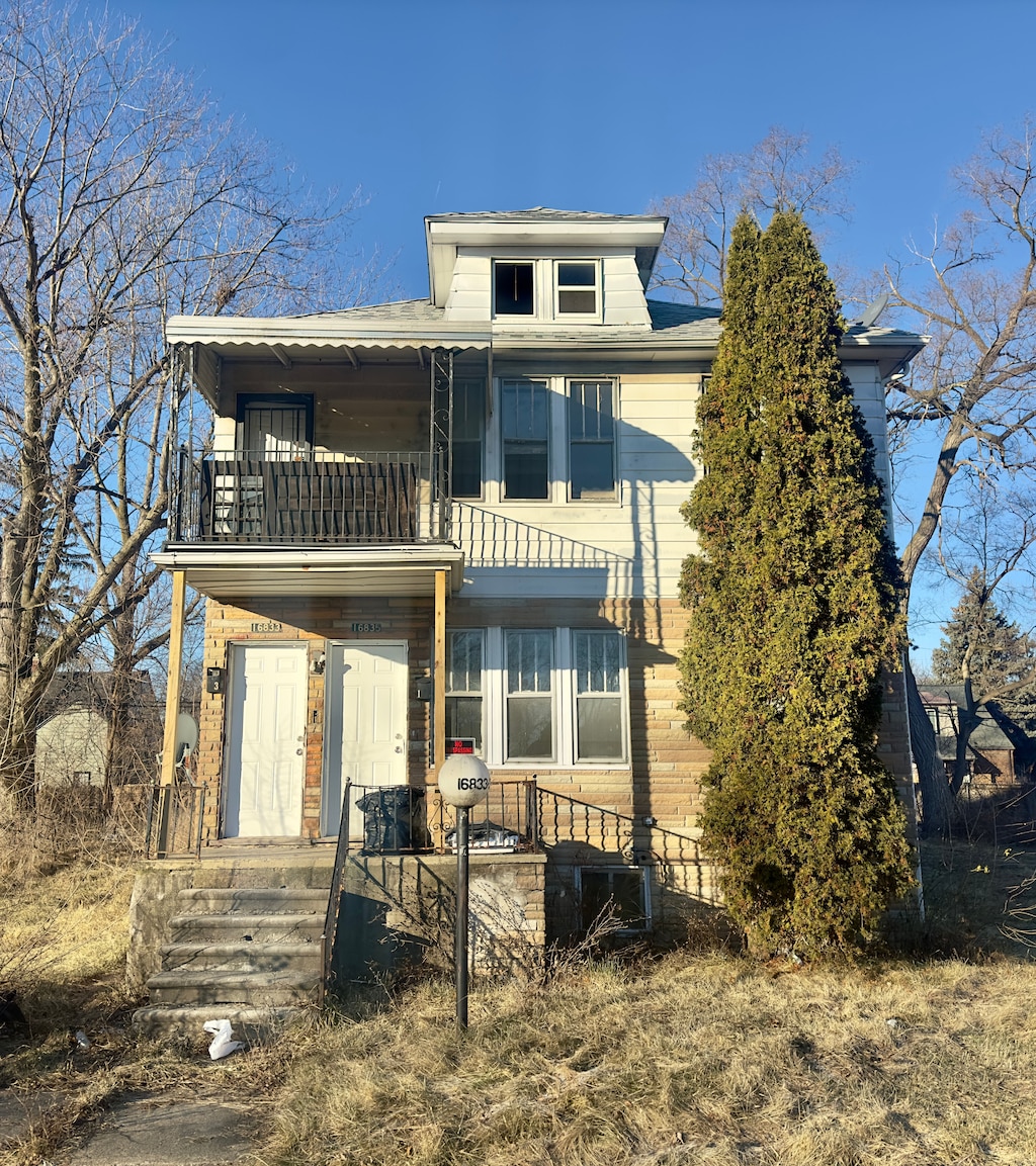 view of front of property with a balcony