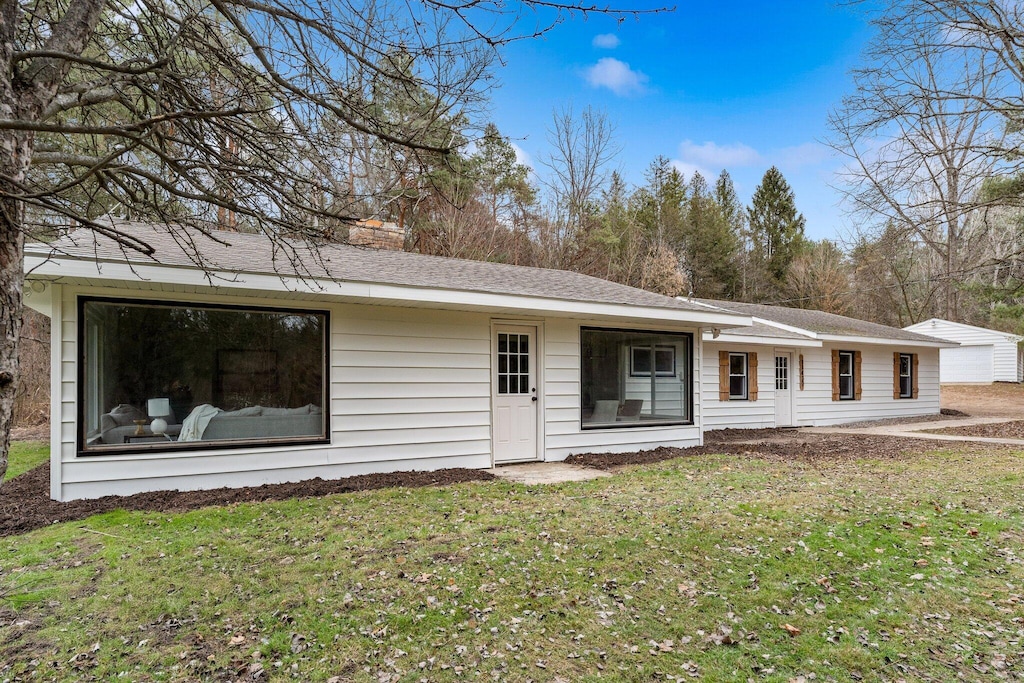 ranch-style home with a front lawn