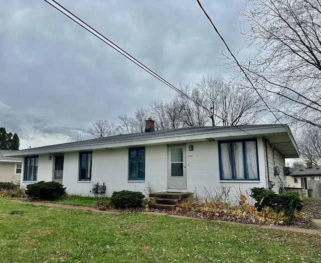 view of front of property with a front yard