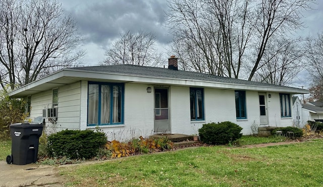 view of front facade featuring a front yard