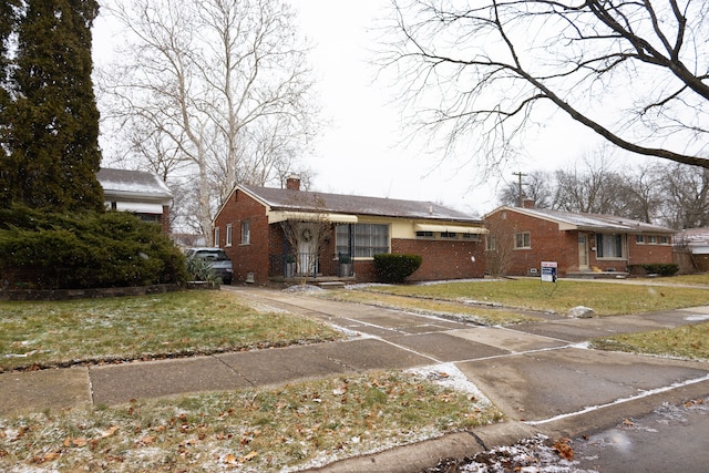 view of front of property with a front lawn