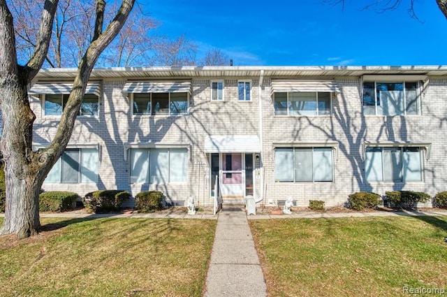 multi unit property featuring a front yard