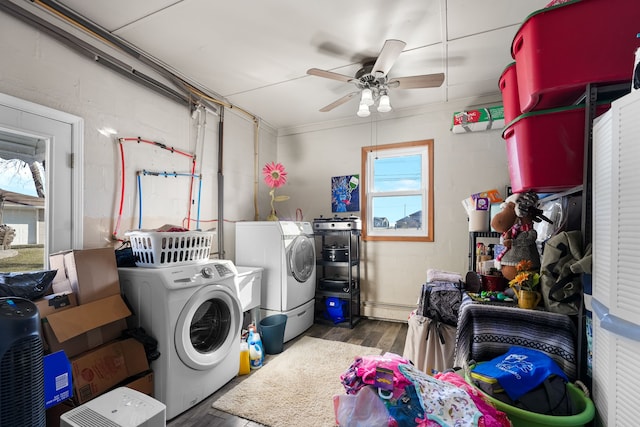 clothes washing area with washing machine and dryer and ceiling fan