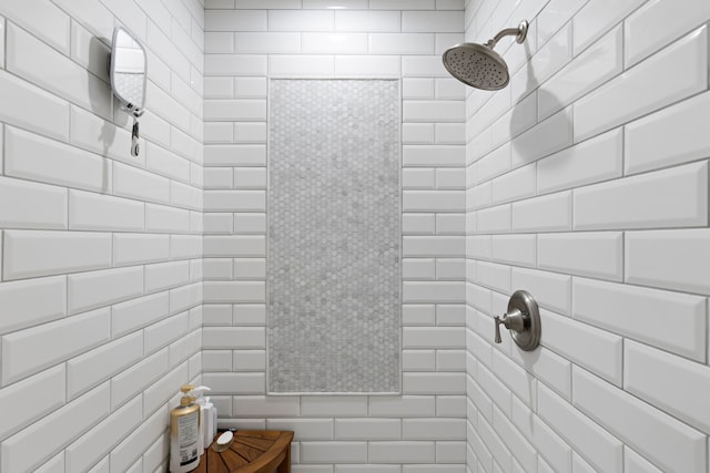 bathroom featuring a tile shower