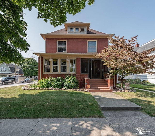 view of front of property featuring a front lawn