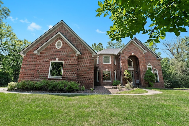 front facade featuring a front yard