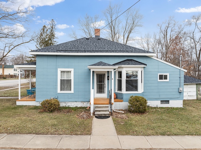 bungalow featuring a front lawn