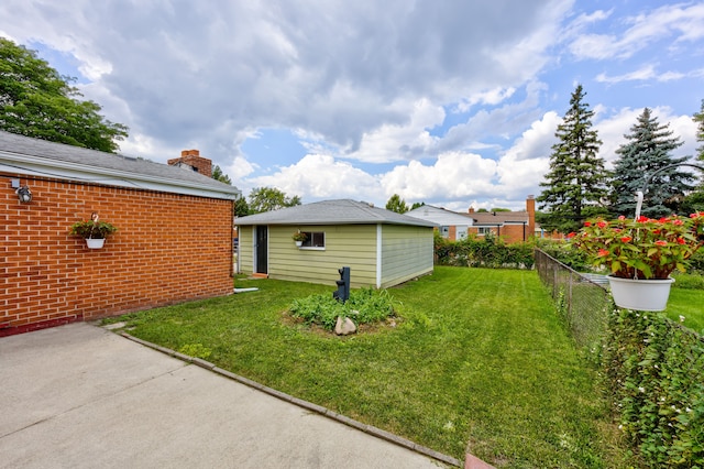 view of yard featuring an outbuilding