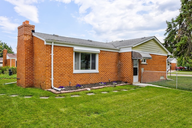 view of front of house featuring a front lawn