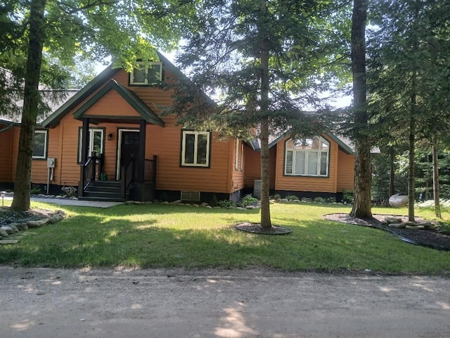 view of front facade with a front lawn