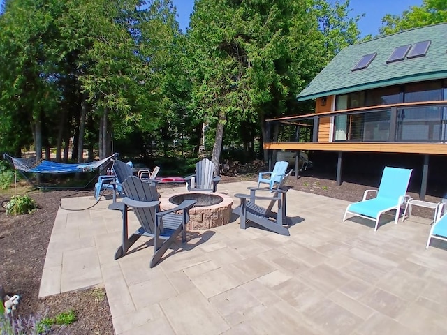 view of patio with an outdoor fire pit