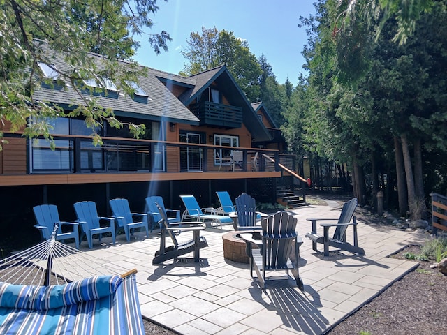 view of patio with an outdoor fire pit