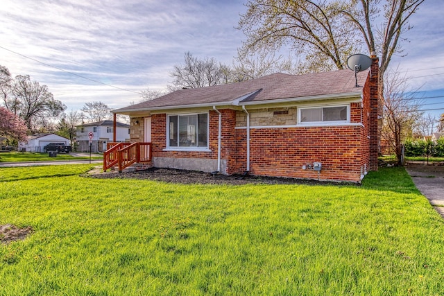 view of front of property featuring a front yard