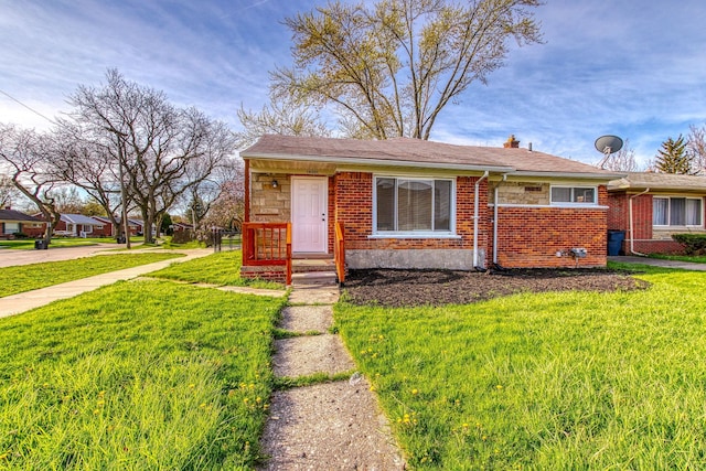 view of front of property featuring a front yard