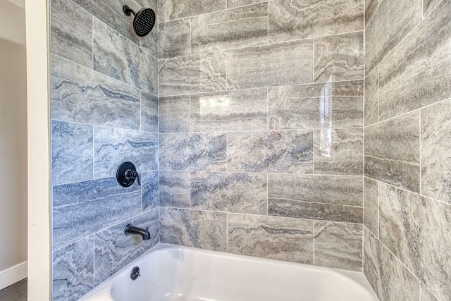 bathroom with tiled shower / bath