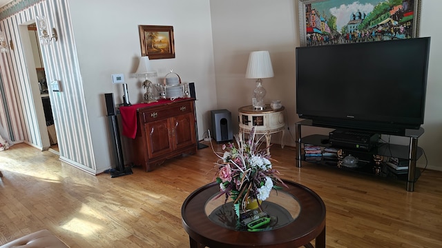 3624 Evergreen Pkwy, Flint, MI 48503 - living room featuring light hardwood / wood-style flooring